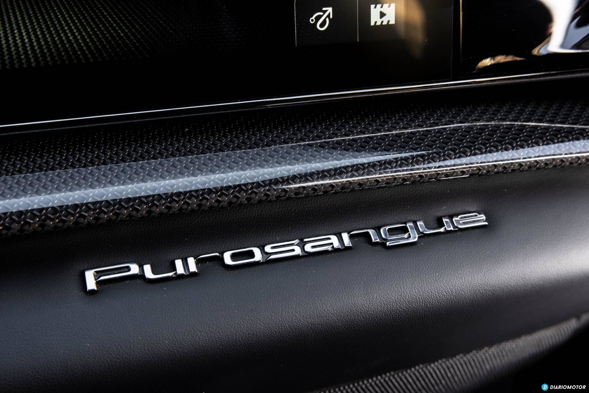 Vista cercana del umbral con el nombre 'Ferrari Purosangue' grabado.