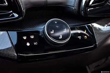 Vista de la consola central del Ferrari Purosangue con pantalla y mandos.