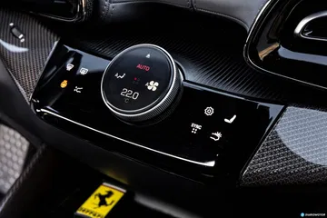 Vista cercana del mando de control central en un Ferrari Purosangue.