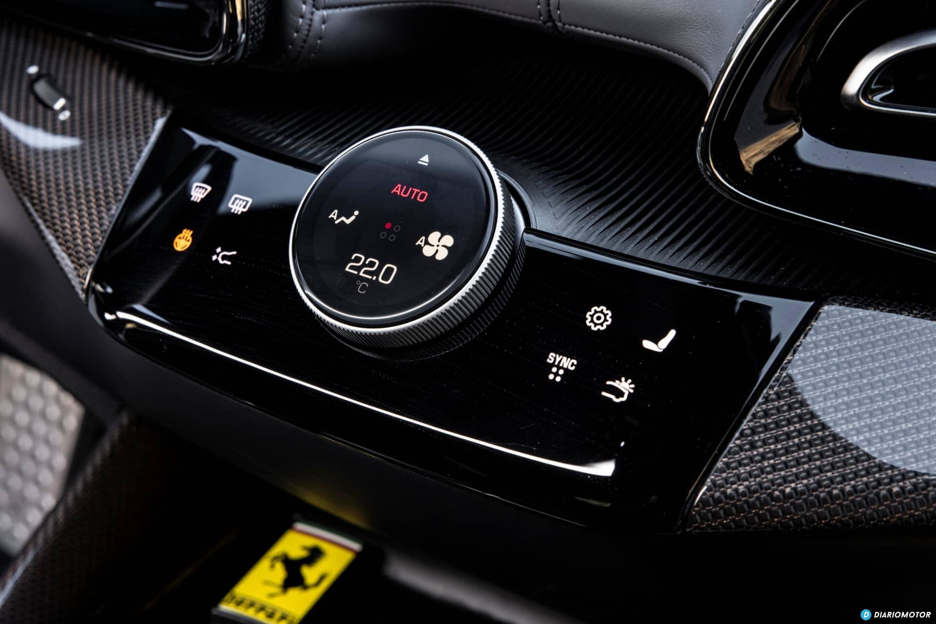 Vista cercana del mando de control central en un Ferrari Purosangue.