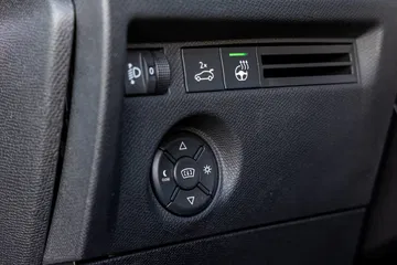 Consola central con mandos y pantalla del Citroën C4 X.