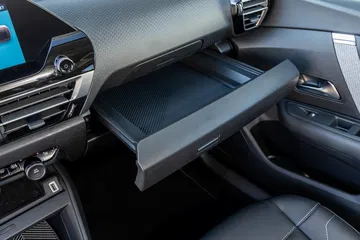 Vista de la consola central del Citroën C4 X y su disposición ergonómica.