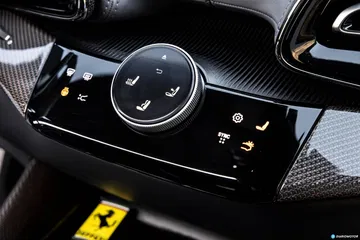 Vista del sistema de instrumentación del Ferrari Purosangue, enfocando en los detalles y acabados.