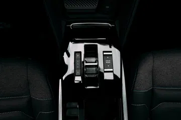 Vista de la consola central del Citroën C4 X, destacando la calidad de acabados.