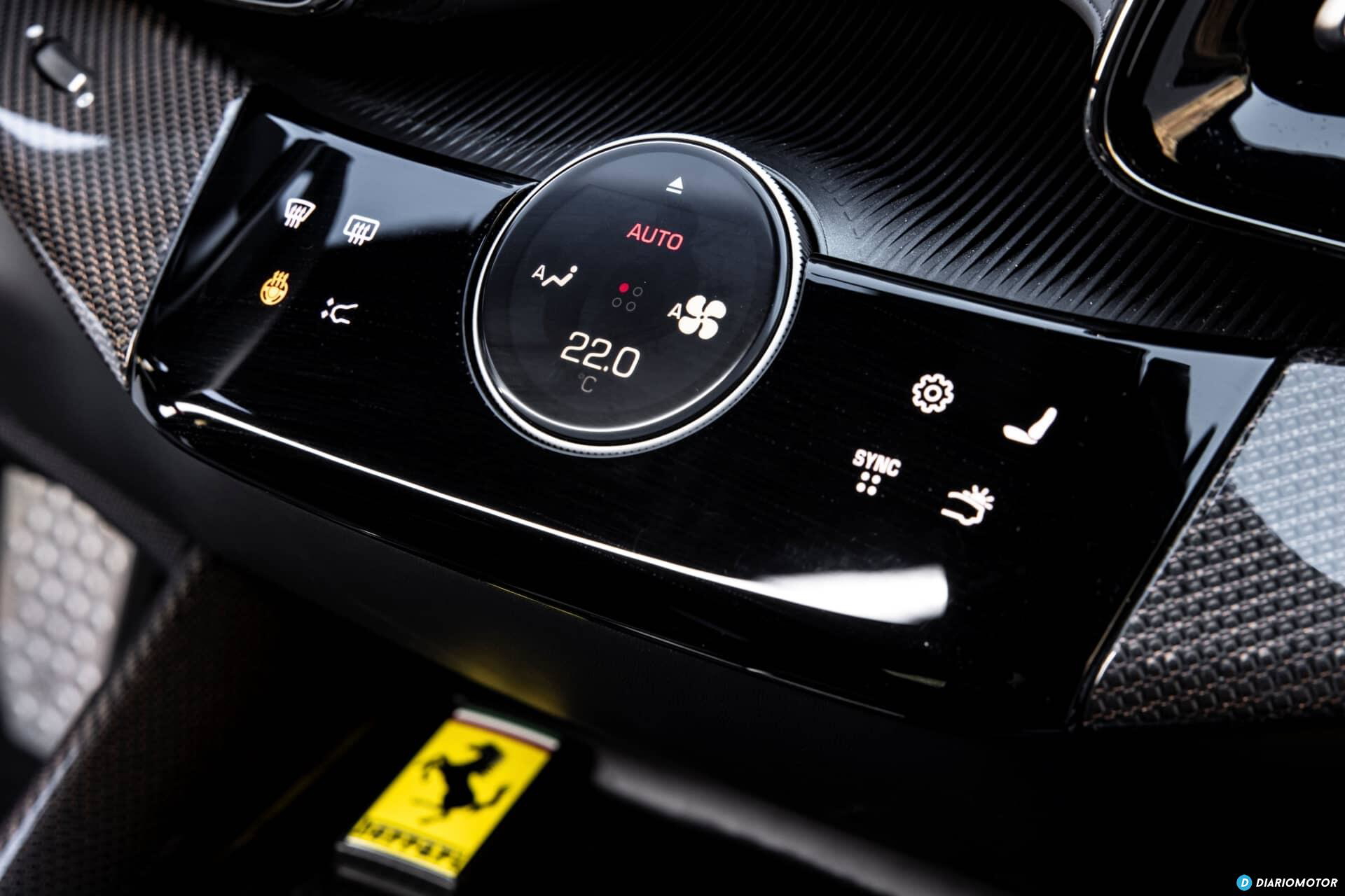 Vista cercana del comando de la consola central en un Ferrari Purosangue.