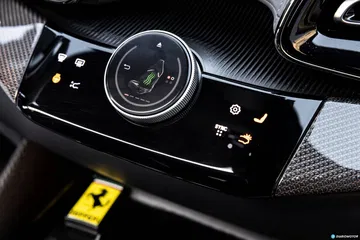 Vista cercana del emblema de Ferrari en el interior del vehículo.