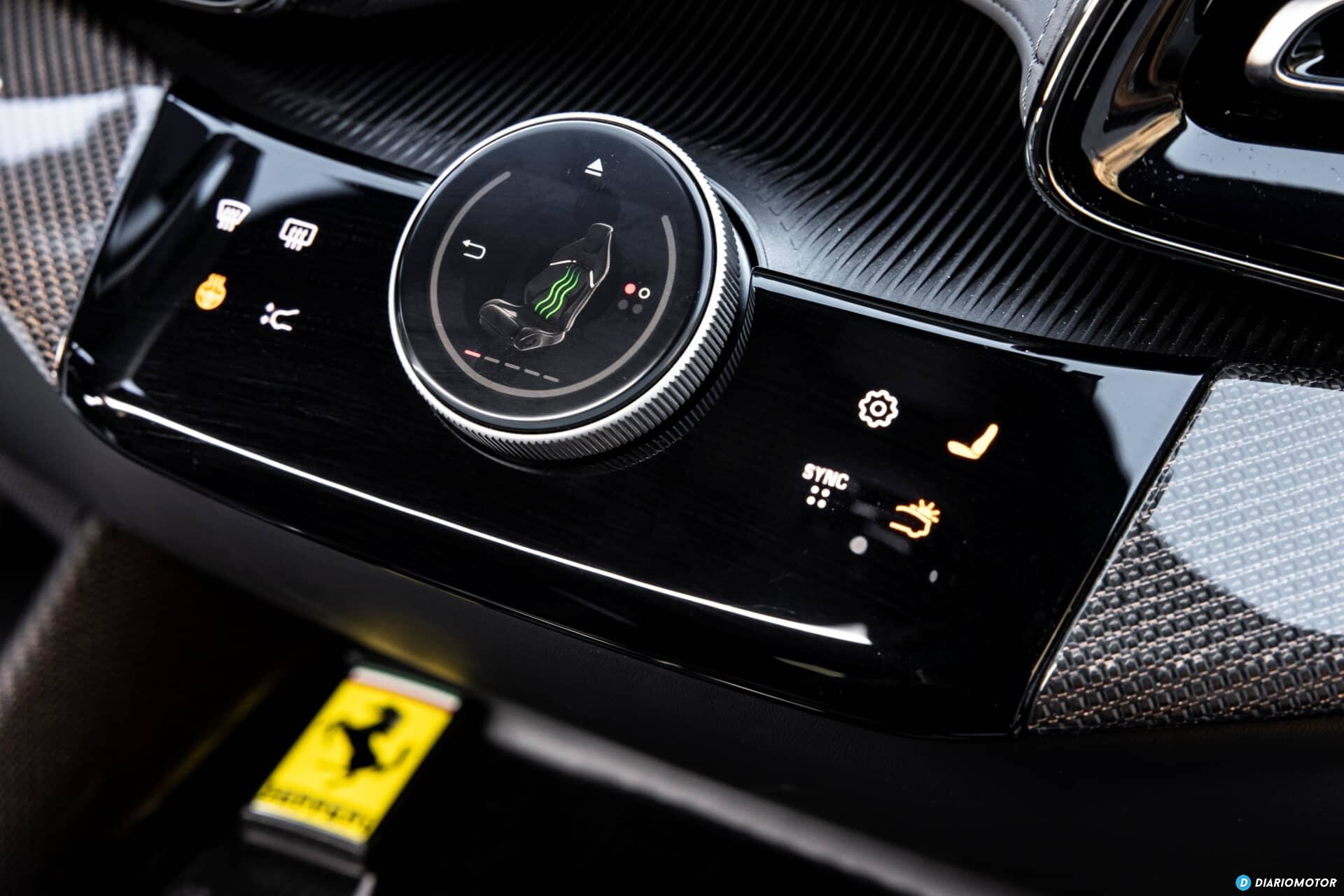 Vista cercana del emblema de Ferrari en el interior del vehículo.