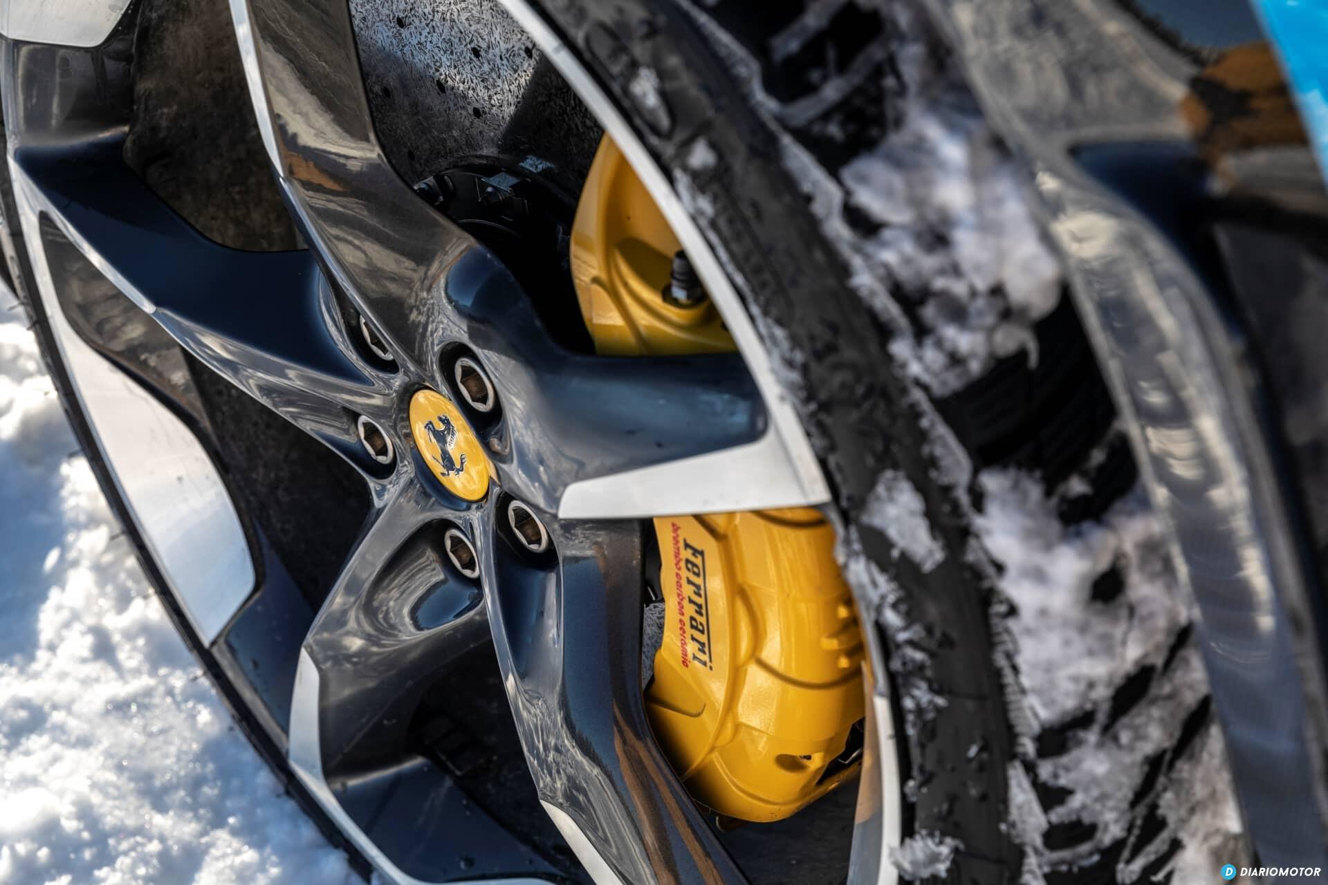 Vista cercana del motor Ferrari Purosangue, destacando frenos de alto rendimiento.