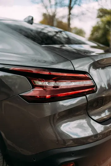 Vista detallada de las ópticas traseras del Citroën C4 X.