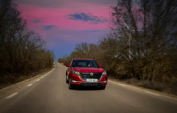 Vista trasera del DFSK 500 en una carretera, destacando su diseño y faros.