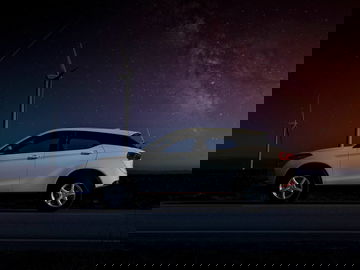 Silueta del DFSK 500 bajo un cielo crepuscular, muestra su diseño lateral elegante.