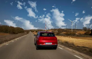 Vista trasera del DFSK 500 en carretera, destacando su diseño y ópticas.