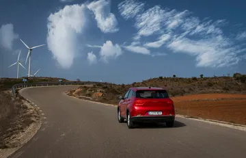 Vista trasera y lateral del DFSK 500 rodando en un entorno rural