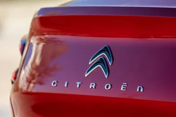 Vista cercana del emblema de Citroën en el C4 X.