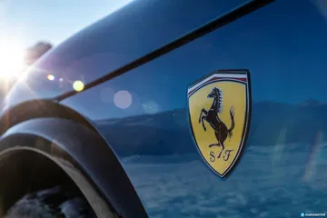 Vista del emblemático escudo de Ferrari en el lateral del Purosangue.