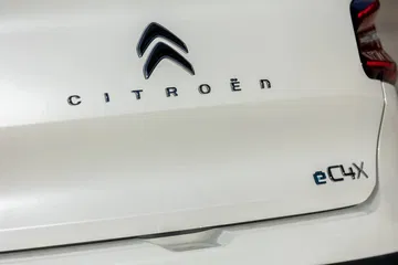 Primer plano del emblema y nombre modelo Citroën C4 X.