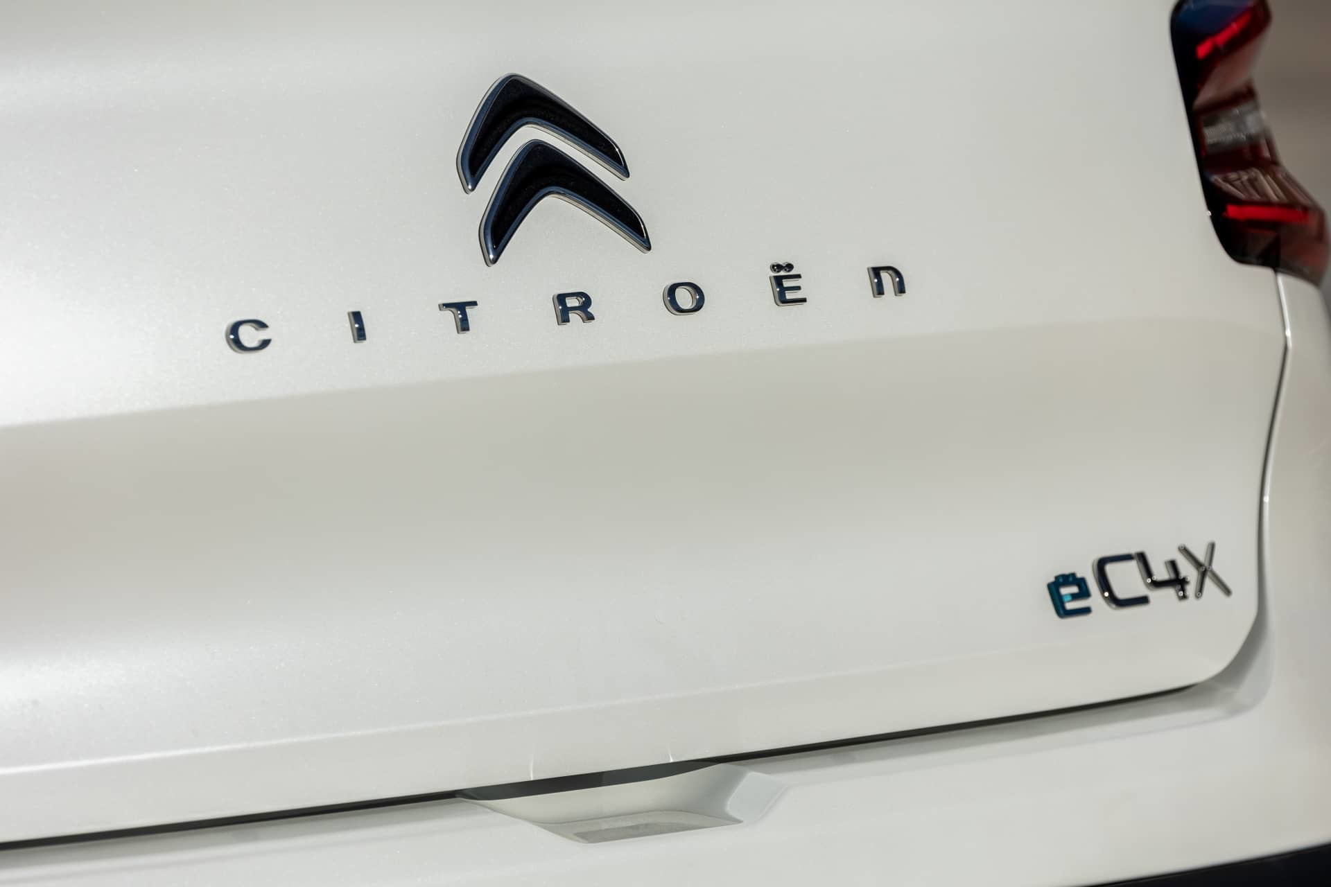 Primer plano del emblema y nombre modelo Citroën C4 X.