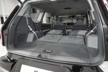 Amplio maletero del KIA EV9 con asientos abatidos, reflejando su versatilidad.