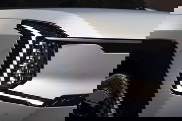 Vista en detalle del innovador diseño de faros laterales del KIA EV9.