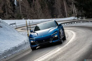 Ferrari Purosangue mostrando su tracción y estabilidad en condiciones invernales.