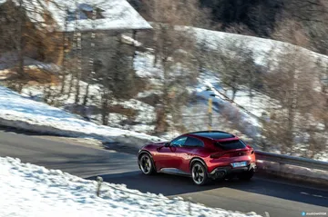 El Ferrari Purosangue deslizándose con elegancia en carretera invernal