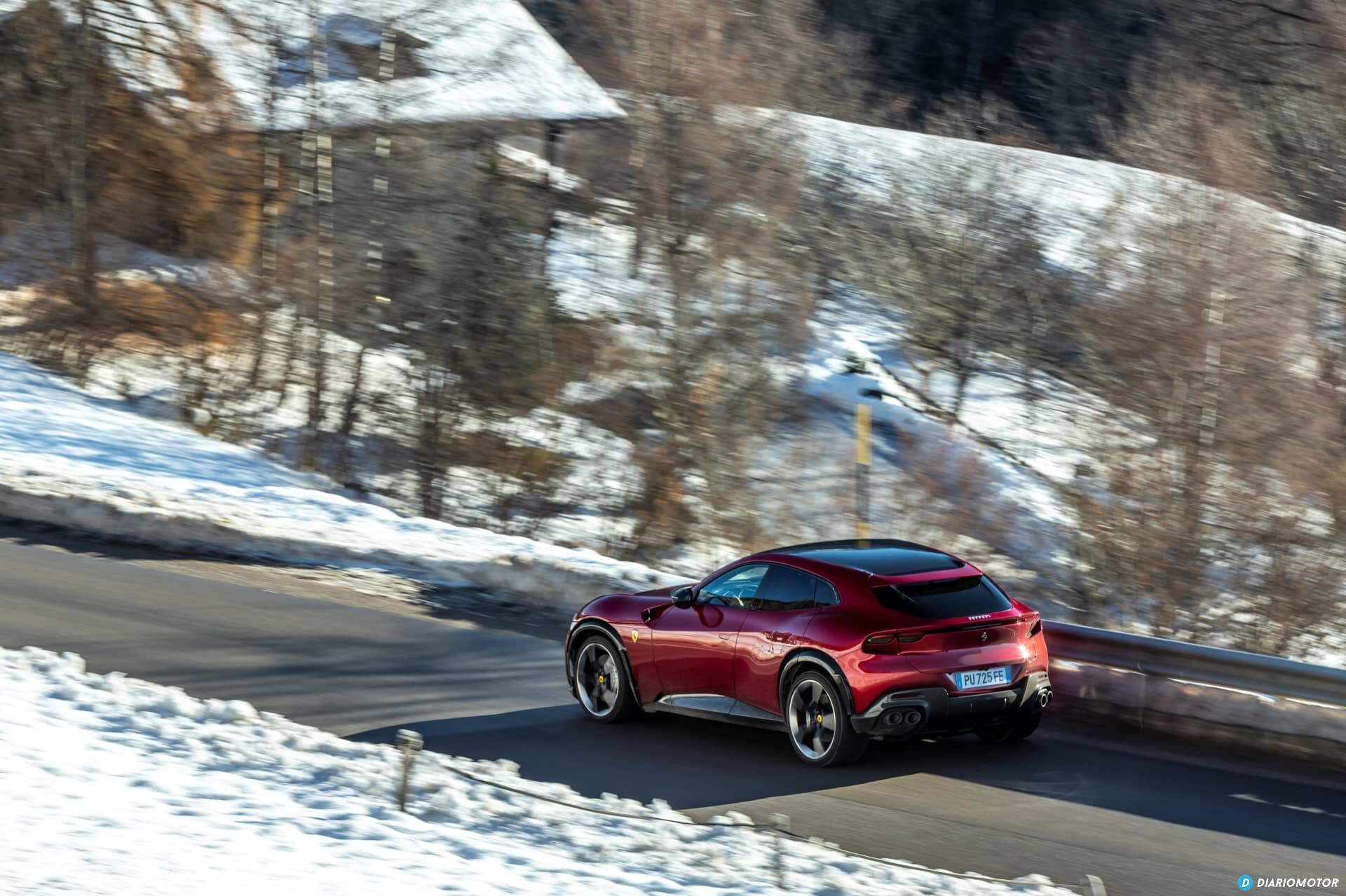 El Ferrari Purosangue deslizándose con elegancia en carretera invernal