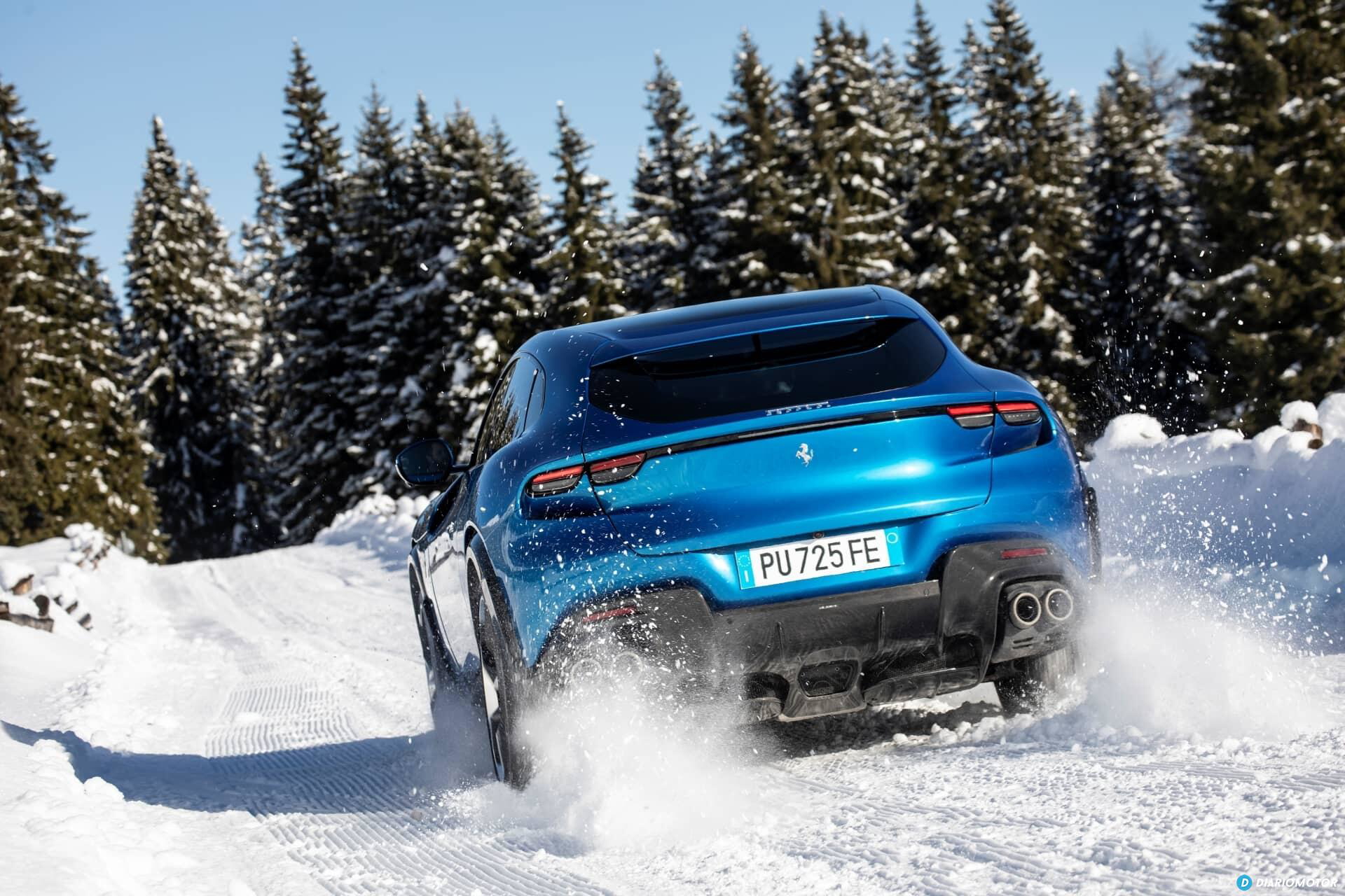 Vistazo dinámico del Ferrari Purosangue desafiando terrenos nevados