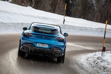 El Ferrari Purosangue deslizándose con elegancia sobre una superficie nevada.