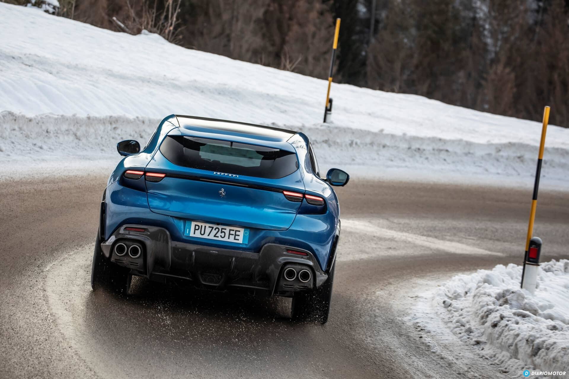 El Ferrari Purosangue deslizándose con elegancia sobre una superficie nevada.
