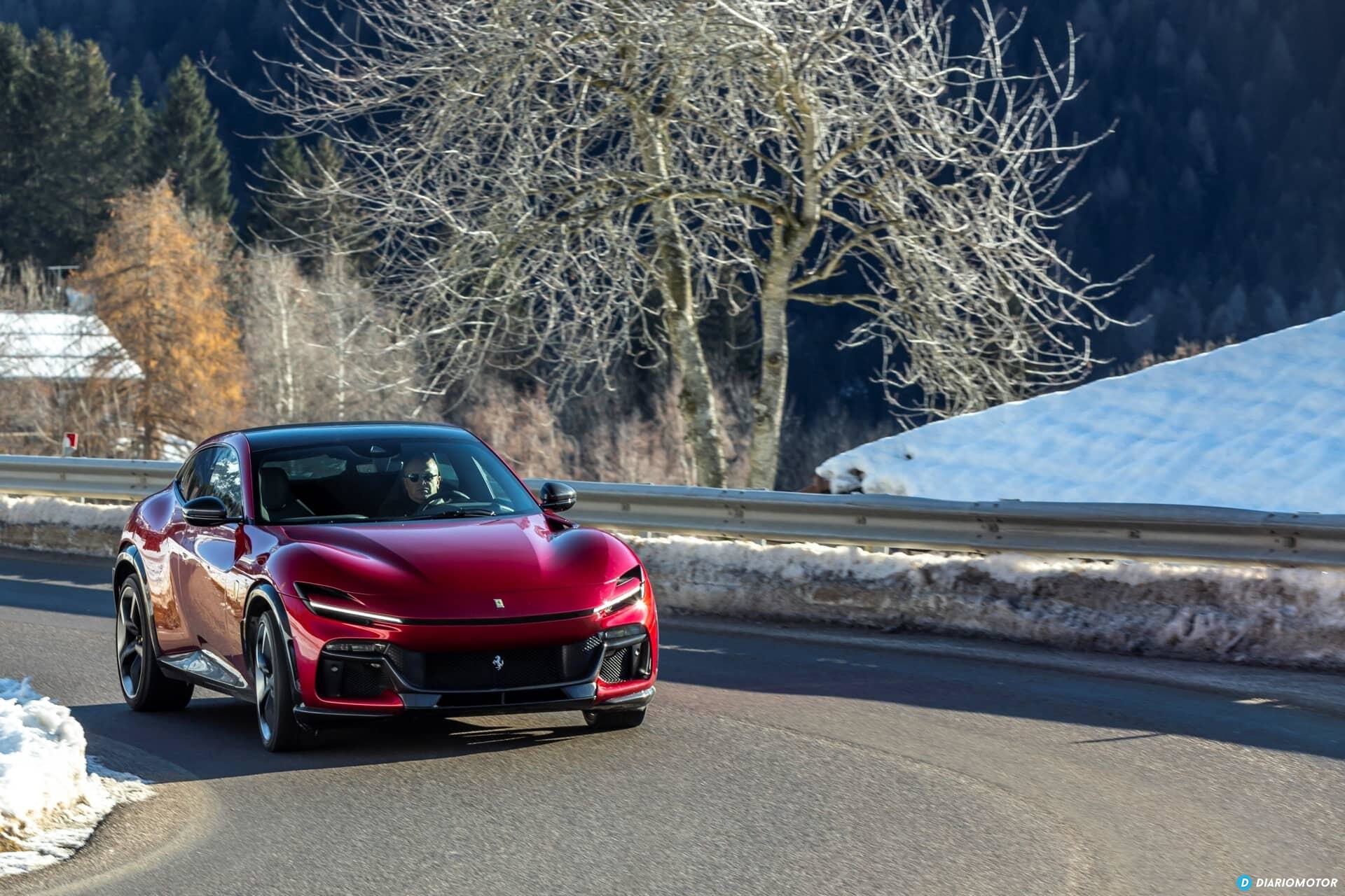 Vista dinámica del Ferrari Purosangue avanzando en carretera invernal