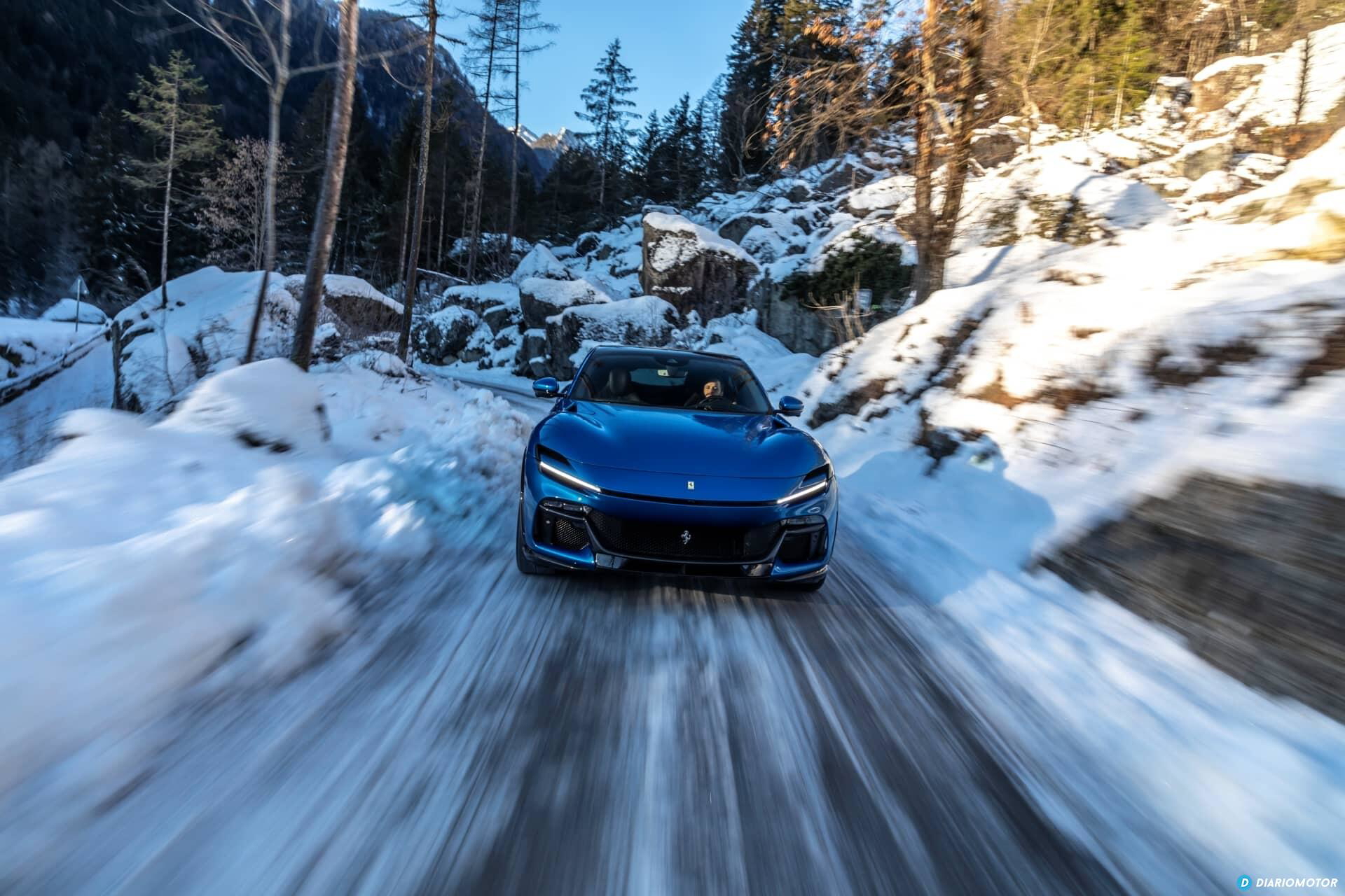 Ferrari Purosangue afrontando caminos nevados con soltura y estilo.