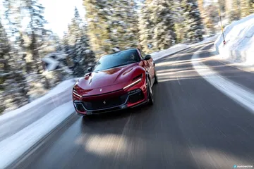 Ferrari Purosangue mostrando su dinamismo en condiciones invernales.