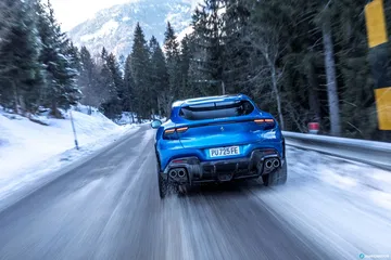 Vista frontal del Ferrari Purosangue en una carretera nevada