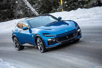 Vista dinámica Ferrari Purosangue enfatiza su diseño lateral y frontal.