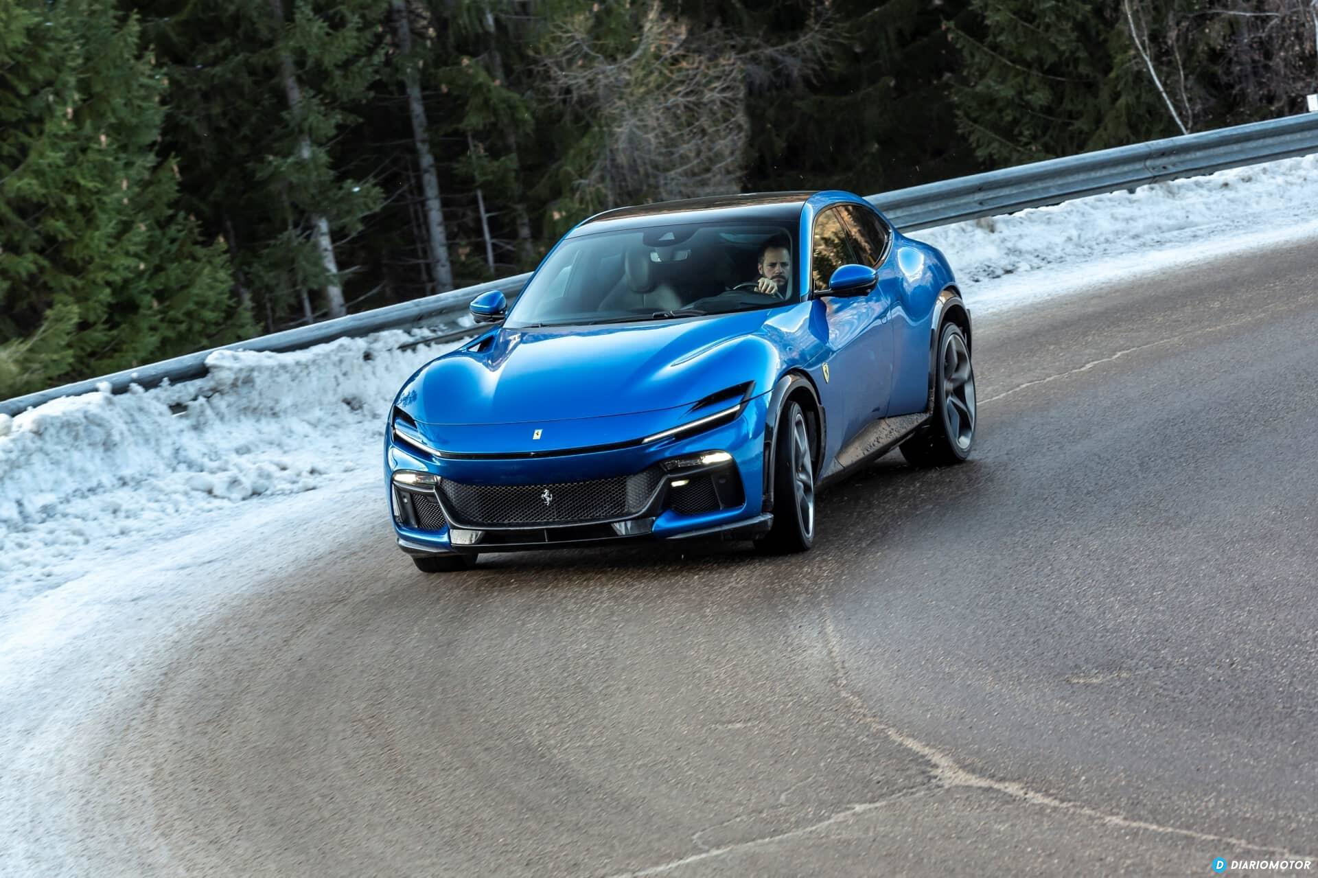 Vista dinámica del Ferrari Purosangue en carretera nevada, mostrando su frente y lateral.
