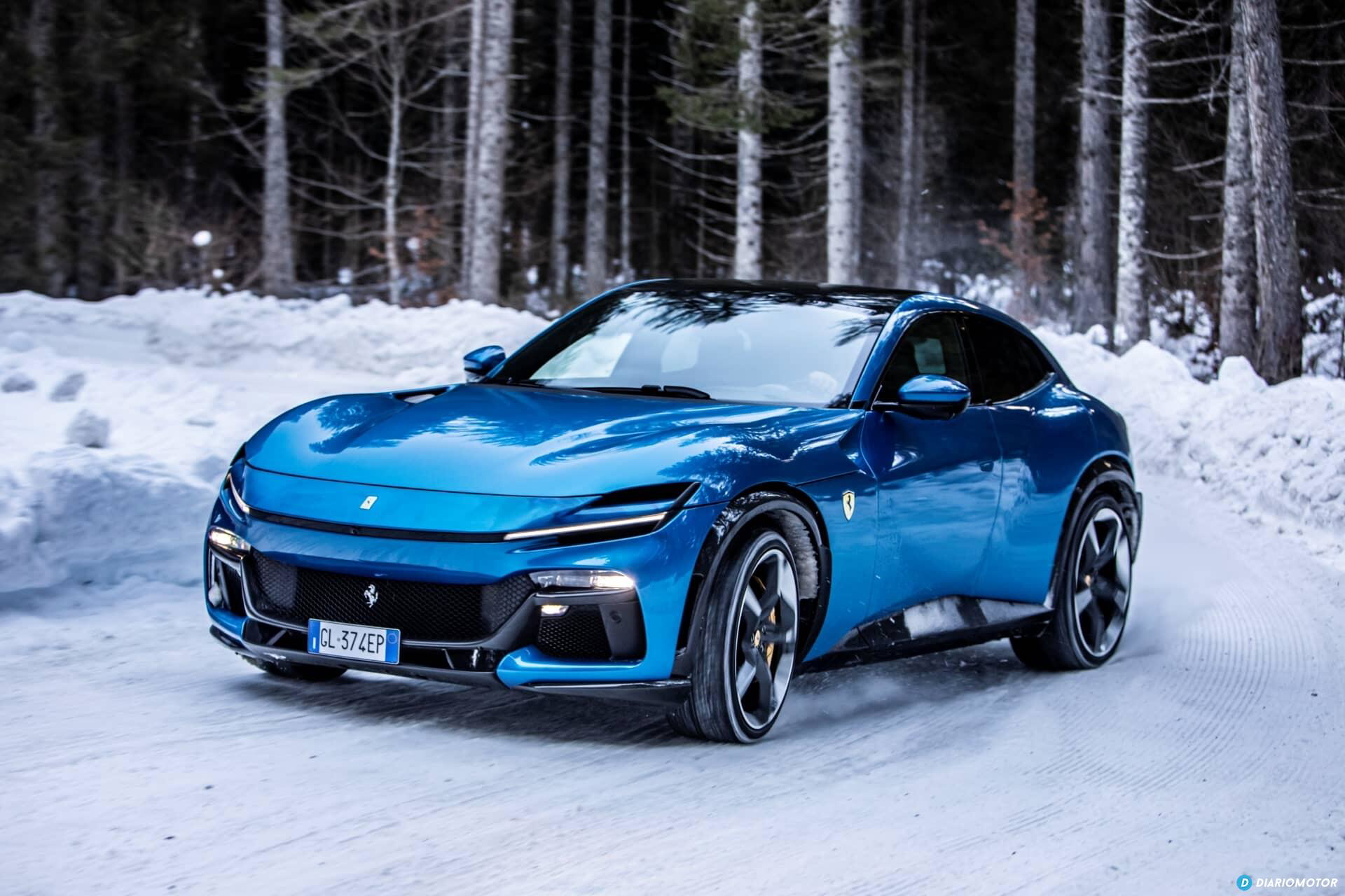 Vista lateral del Ferrari Purosangue con tonalidad azul bajo la nieve.
