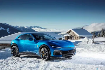 Imponente Ferrari Purosangue revelado en un paisaje nevado.