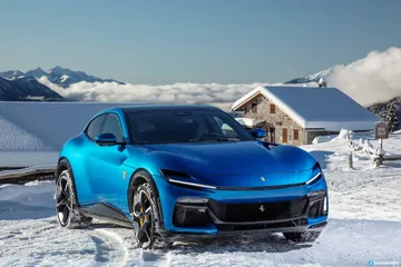 Vista frontal del Ferrari Purosangue en un paisaje nevado