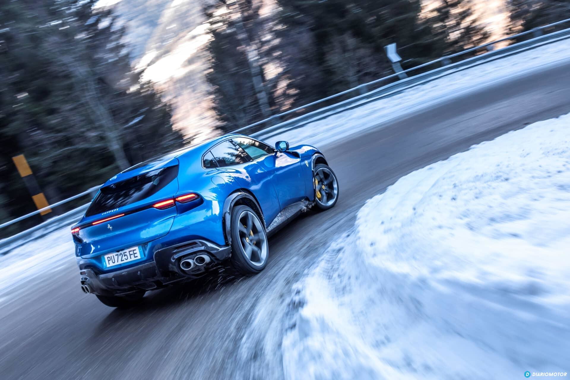Vista lateral del Ferrari Purosangue en una carretera nevada.