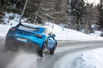 Vista dinámica del Ferrari Purosangue en condiciones invernales, destacando su manejo.