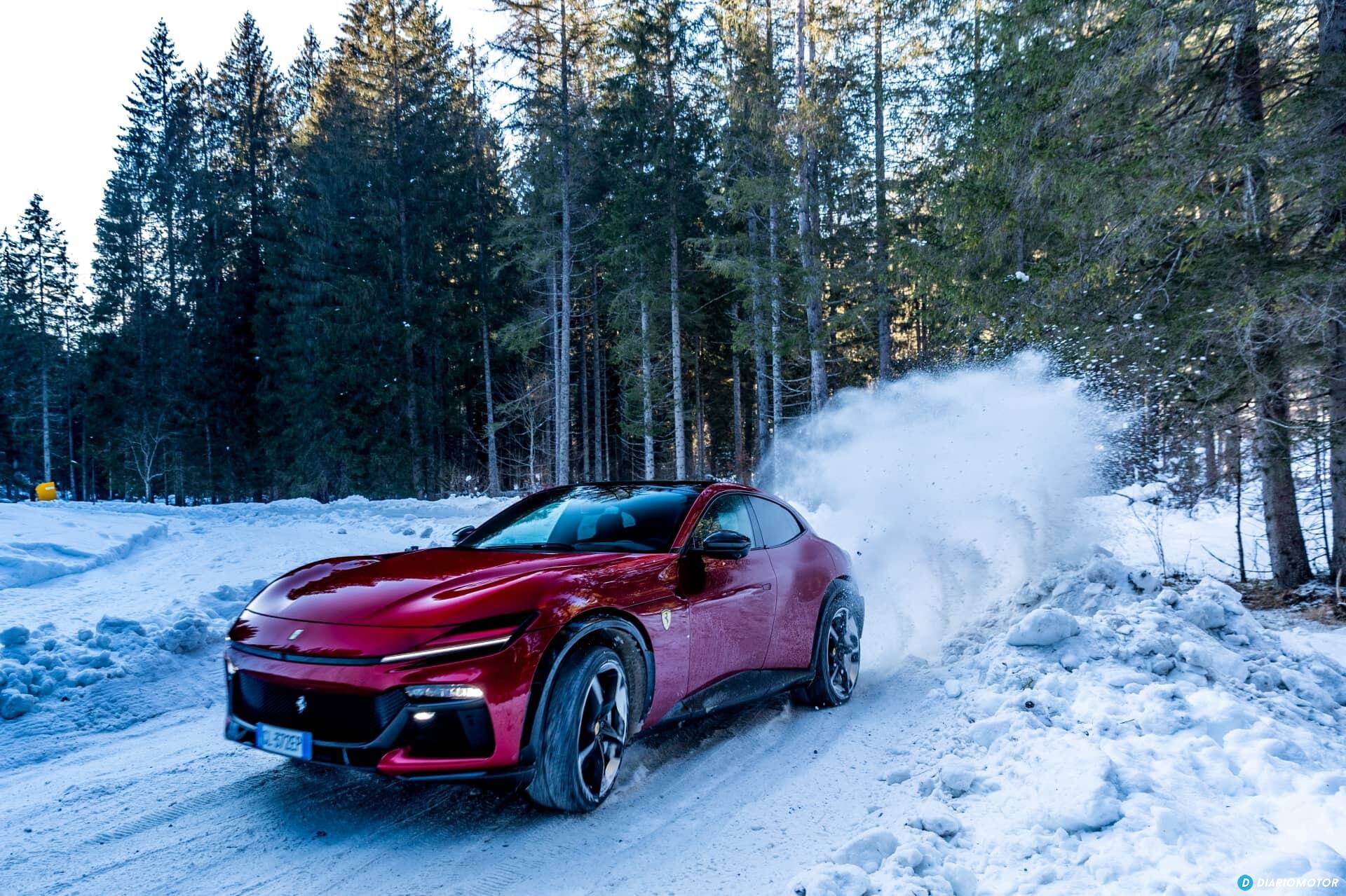 Ferrari Purosangue deslizándose con elegancia sobre un camino nevado.
