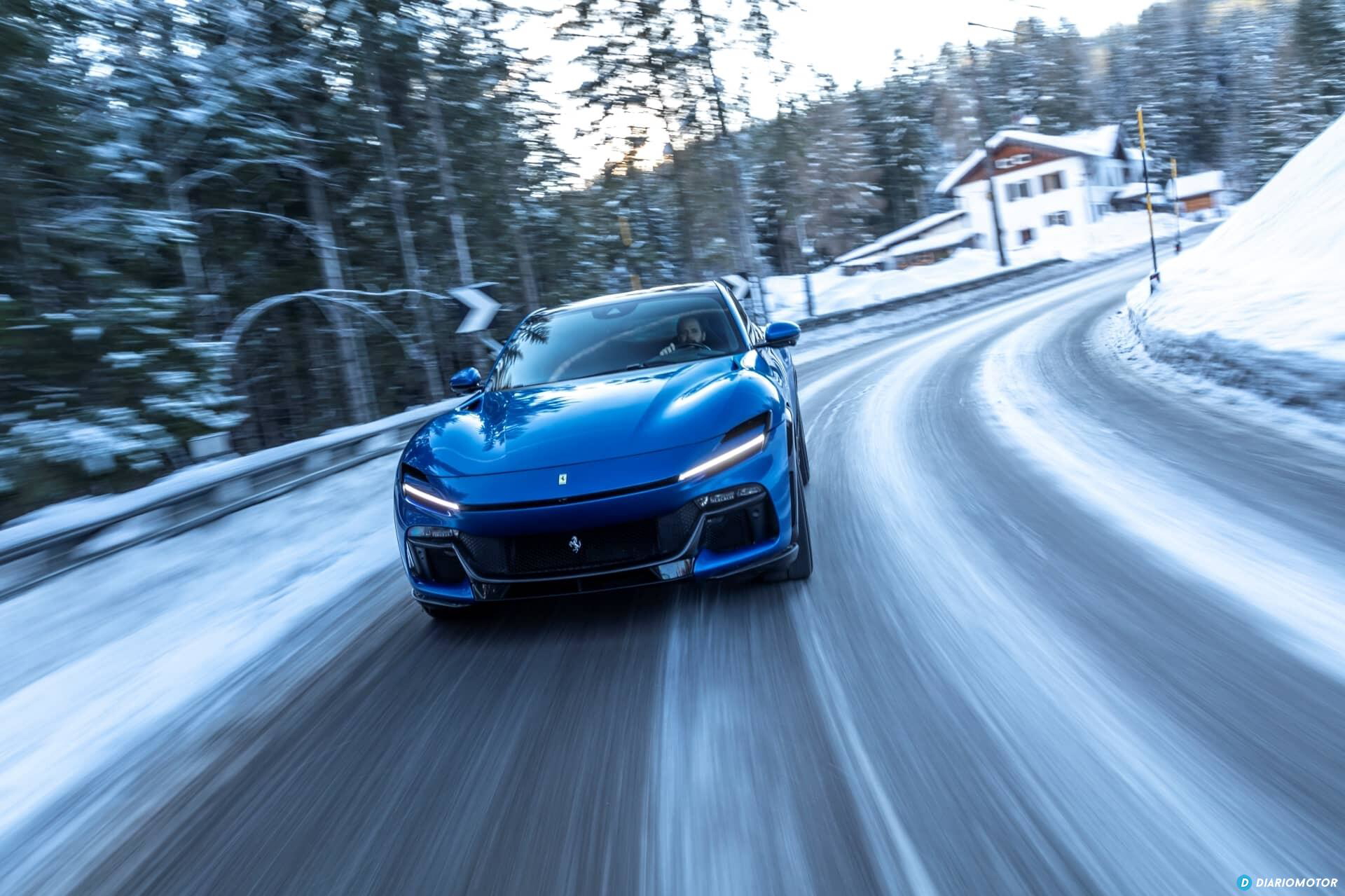 Vista dinámica del Ferrari Purosangue en carretera nevada