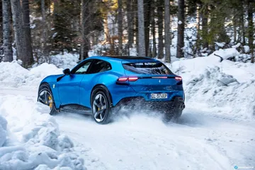 Vista dinámica del Ferrari Purosangue maniobrando en un entorno nevado.