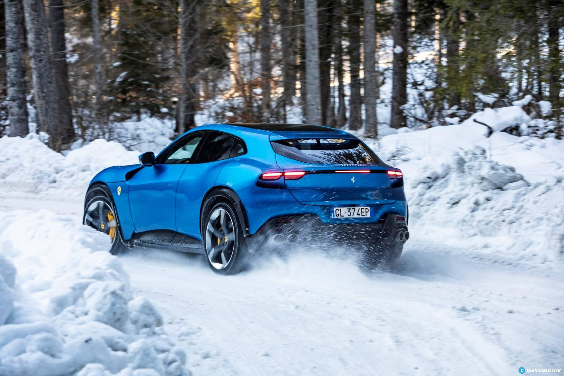 Vista dinámica del Ferrari Purosangue maniobrando en un entorno nevado.