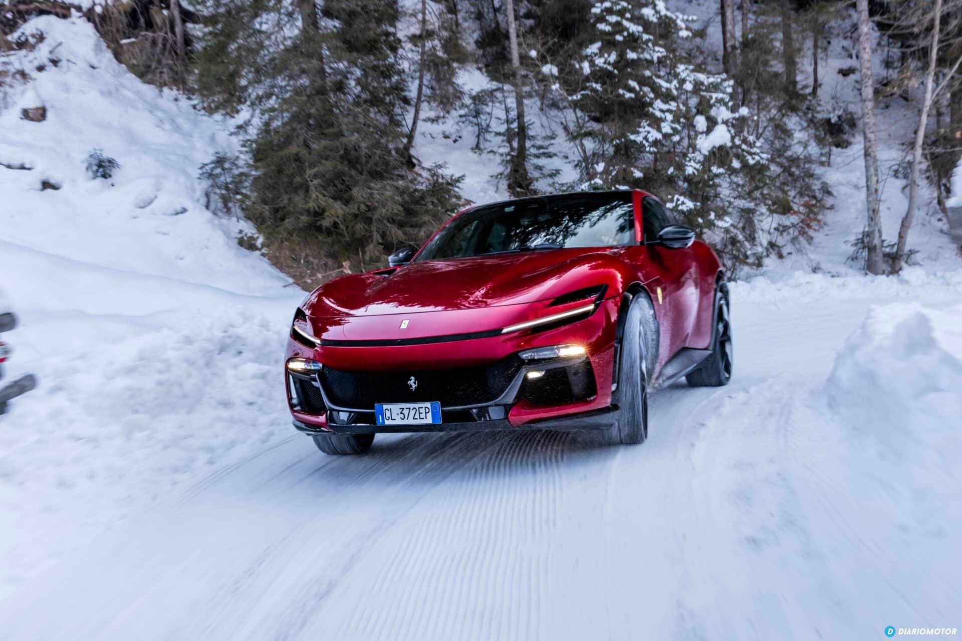 Vista dinámica del Ferrari Purosangue deslizándose sobre nieve.