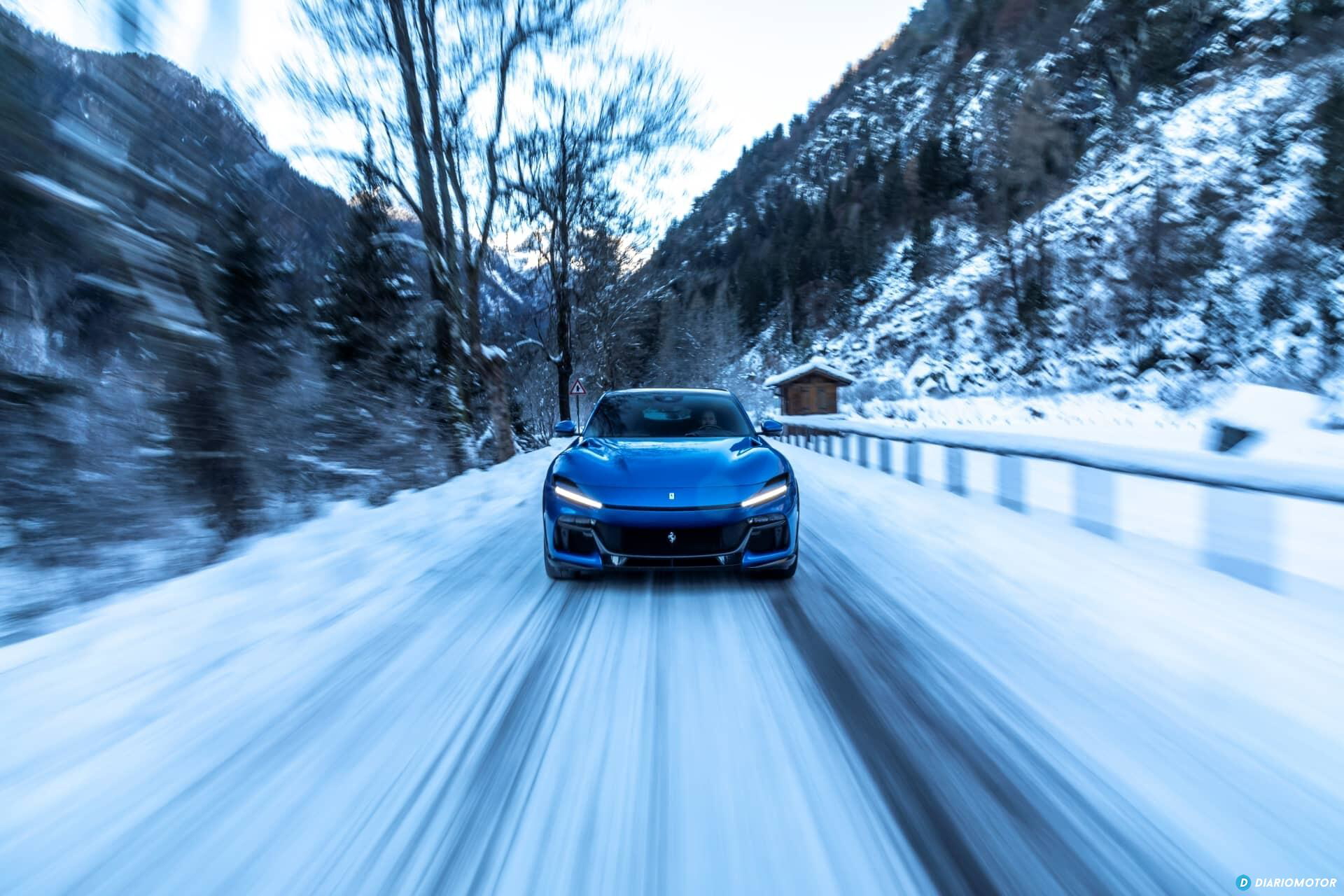 Vista trasera del Ferrari Purosangue en carretera nevada, destacando su diseño deportivo.