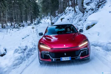 Vista frontal Ferrari Purosangue destacando su diseño en ambiente invernal