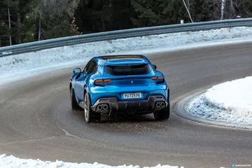 Vista frontal del Ferrari Purosangue enfrentando condiciones invernales.