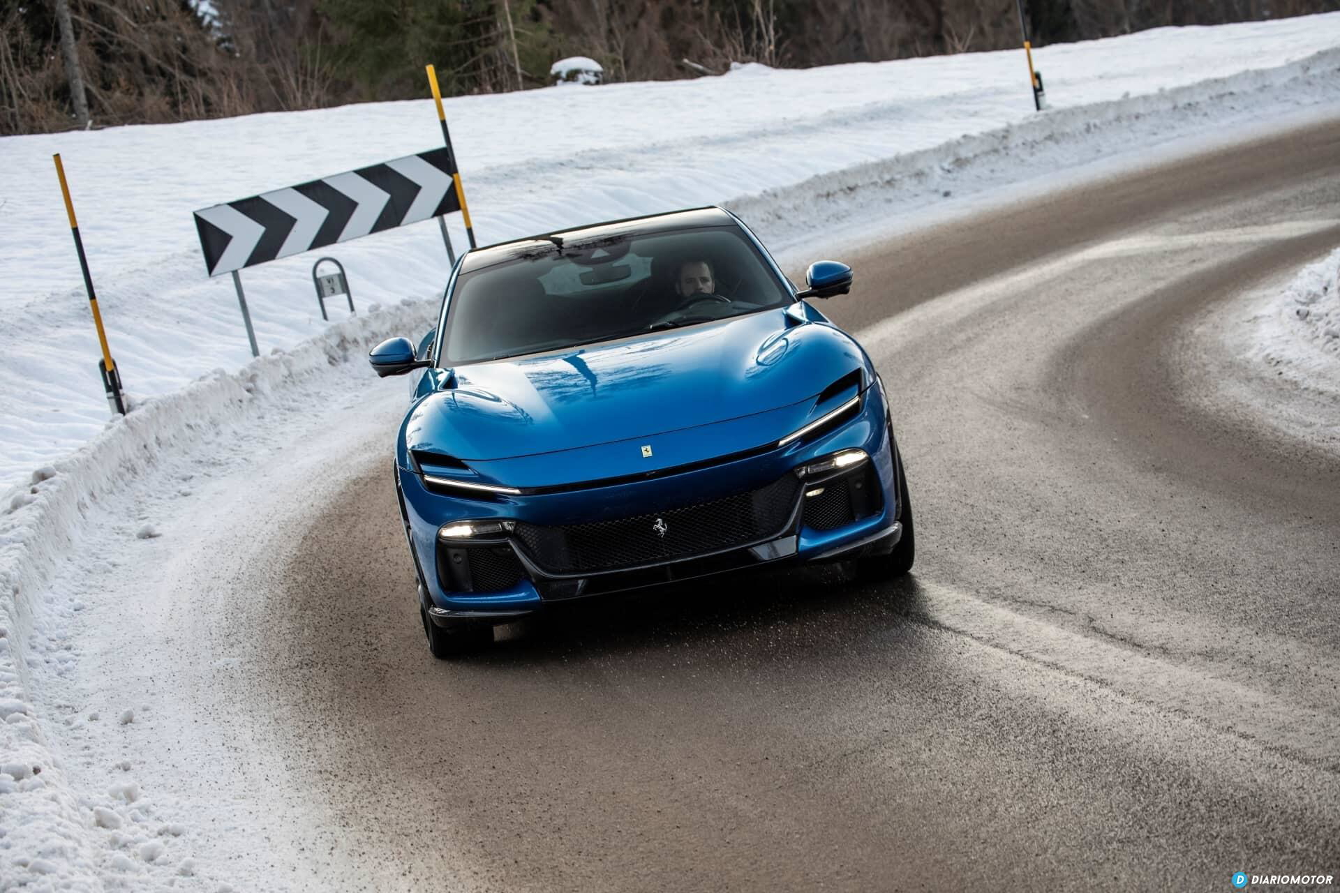 Vista dinámica del Ferrari Purosangue derrapando sobre superficie nevada.