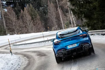 Ferrari Purosangue deslizándose con elegancia sobre la nieve.